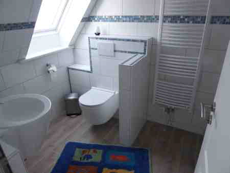 helles Badezimmer - Toilette abgetrennt