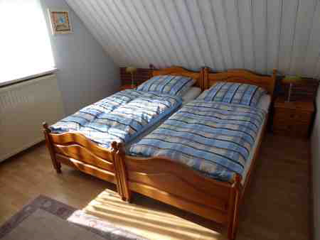 helles Zimmer - Spielkiste mit Spielen vorhanden...