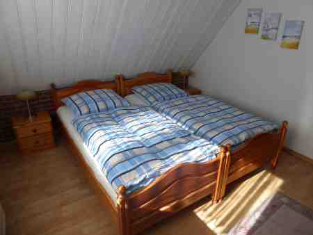 2 getrennte Betten  - damit die Kinder nicht streiten...