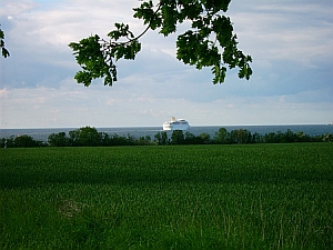 hier ziehen auch die Schiffe ruhig vorbei